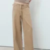 Weite Jeanshose mit Gürtel