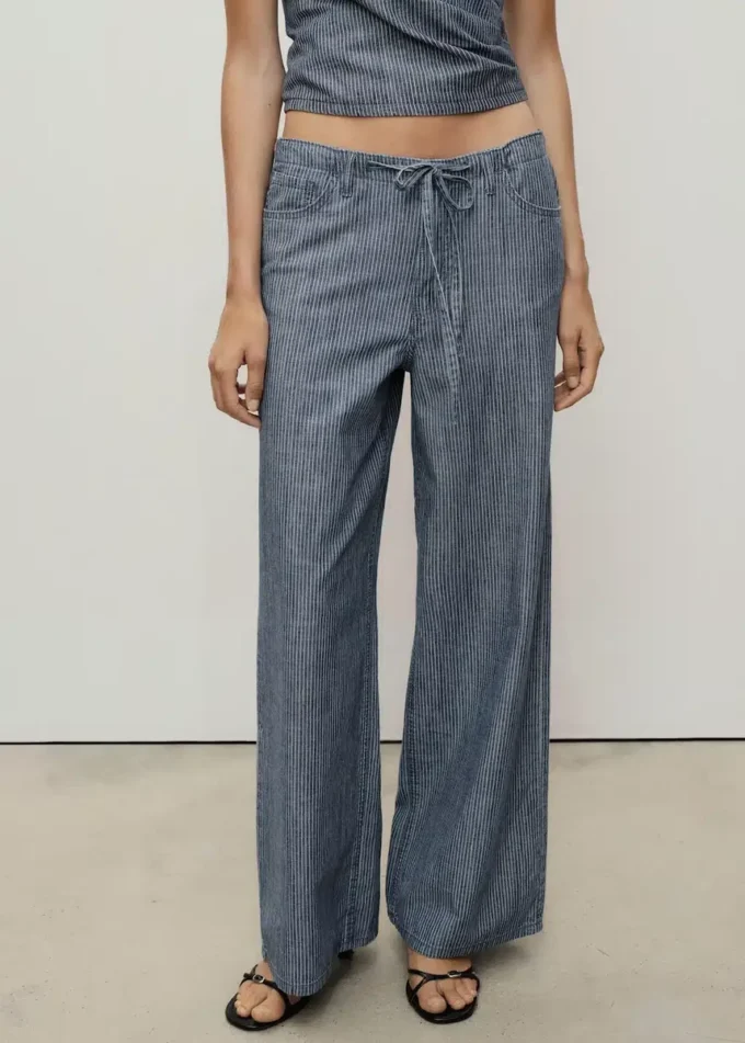Weite Jeanshose mit Gürtel