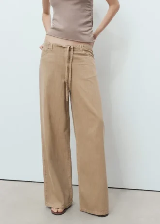 Weite Jeanshose mit Gürtel