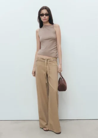 Weite Jeanshose mit Gürtel