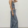 Weite Jeanshose mit Gürtel