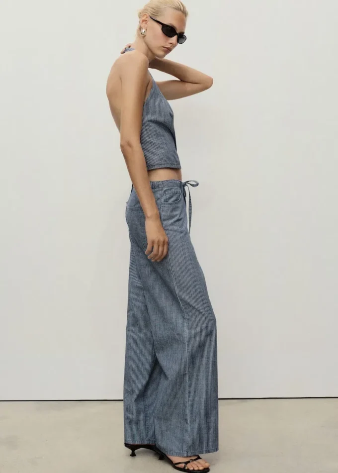 Weite Jeanshose mit Gürtel