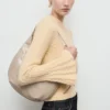 Zopfmusterpullover mit ausgestellten Ärmeln