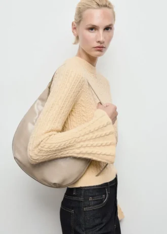 Zopfmusterpullover mit ausgestellten Ärmeln Zopfmusterpullover mit ausgestellten Ärmeln
