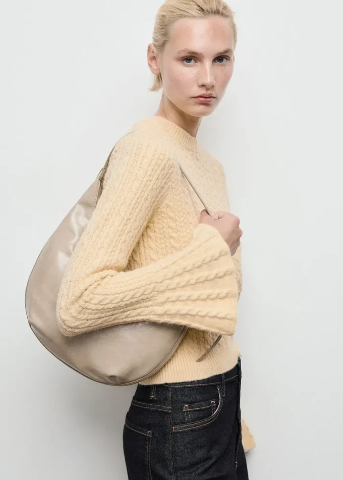 Zopfmusterpullover mit ausgestellten Ärmeln