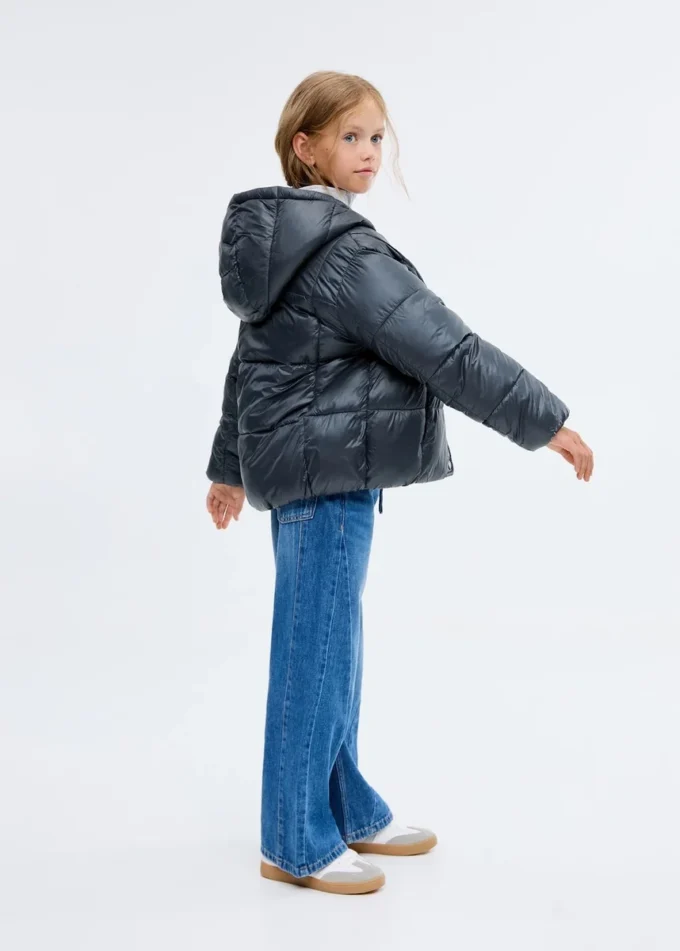 Zweifarbiger Anorak mit Kapuze Zweifarbiger Anorak mit Kapuze