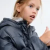 Zweifarbiger Anorak mit Kapuze Zweifarbiger Anorak mit Kapuze