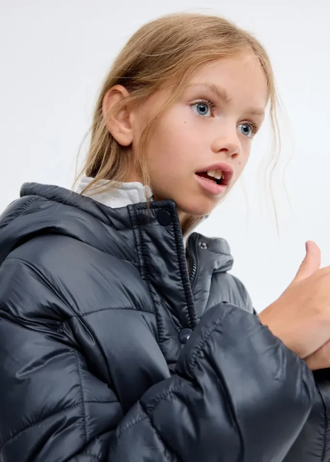 Zweifarbiger Anorak mit Kapuze Zweifarbiger Anorak mit Kapuze