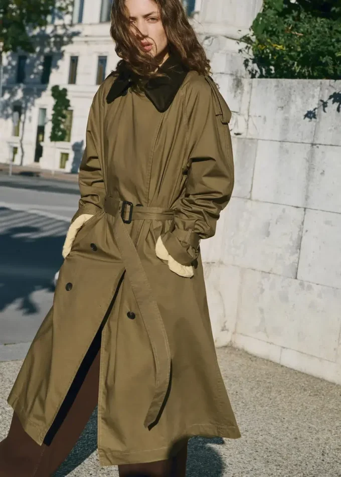 Zweireihiger Trenchcoat mit Cordkragen