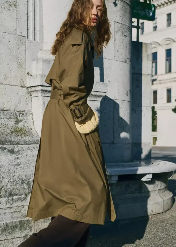 Zweireihiger Trenchcoat mit Cordkragen