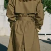 Zweireihiger Trenchcoat mit Cordkragen