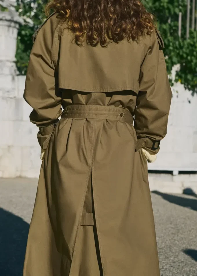 Zweireihiger Trenchcoat mit Cordkragen