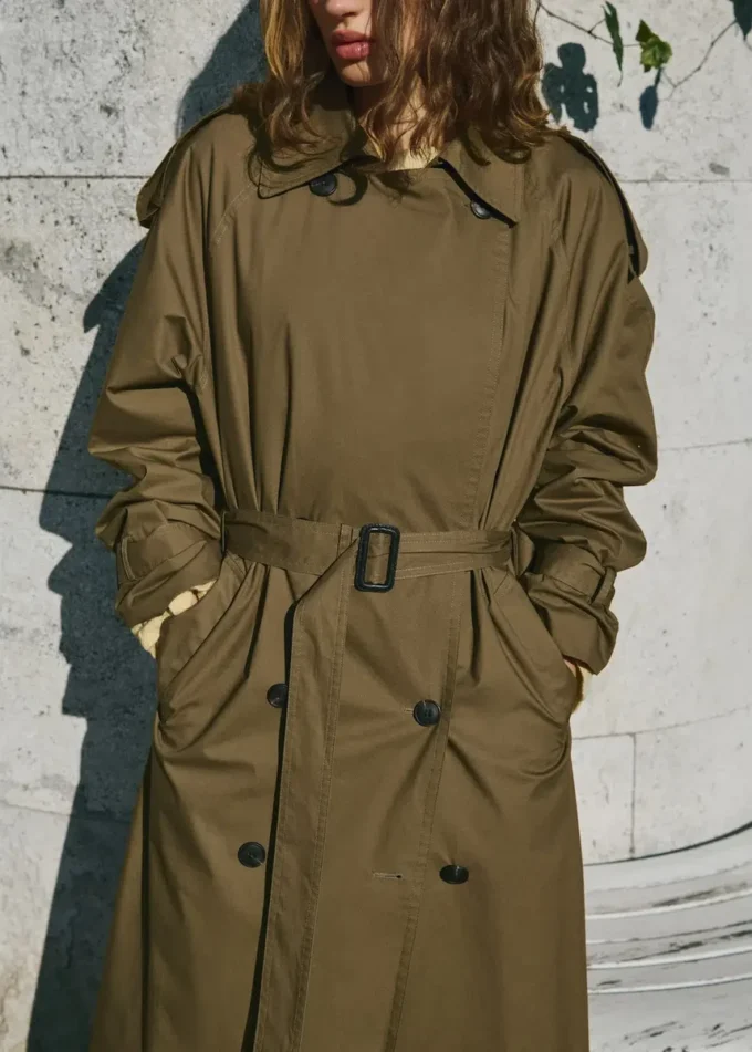 Zweireihiger Trenchcoat mit Cordkragen