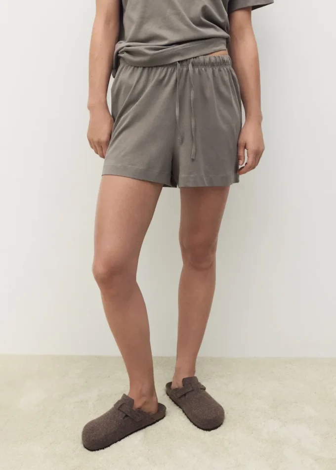Zweiteiliger Pyjama aus Baumwolle mit kurzen Ärmeln Zweiteiliger Pyjama aus Baumwolle mit kurzen Ärmeln
