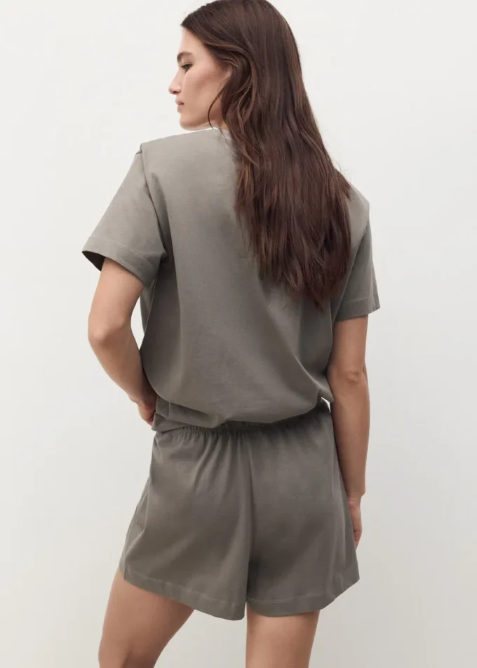 Zweiteiliger Pyjama aus Baumwolle mit kurzen Ärmeln Zweiteiliger Pyjama aus Baumwolle mit kurzen Ärmeln